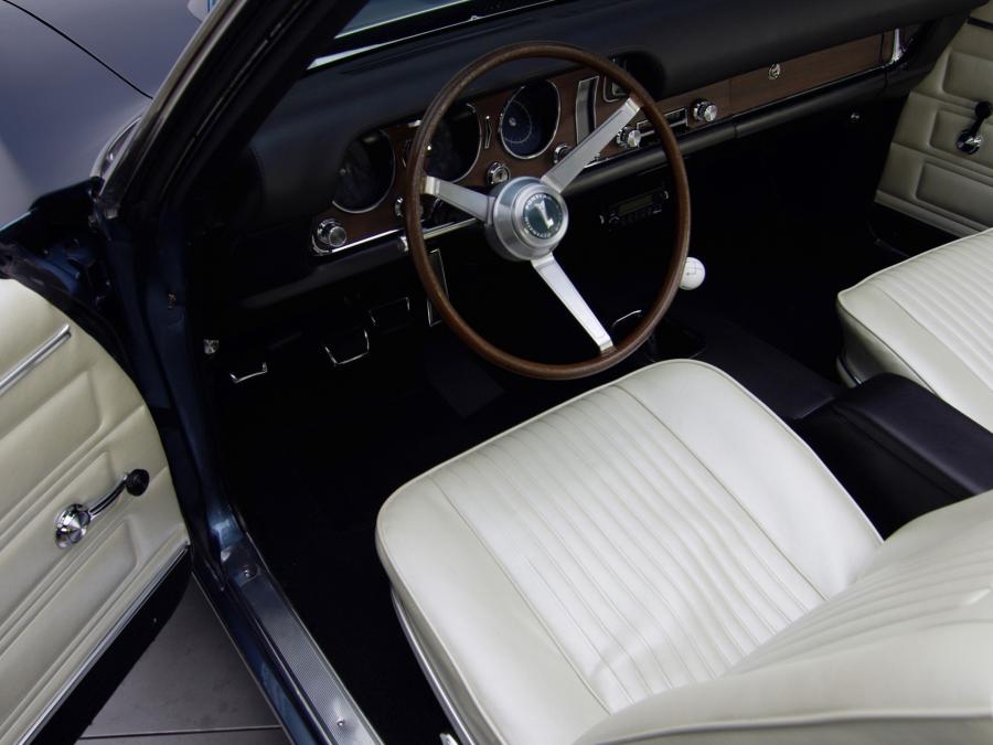 Интерьер Pontiac GTO Convertible 1968 года  (фото 15 из 30)